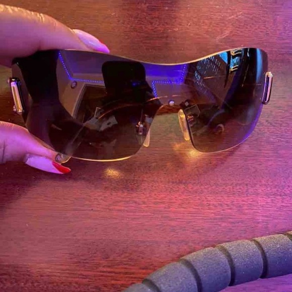 Burberry 3pcs Bundle - Burberry Crossbody/Burberry Sunglasses/Burberry Scarf - Picture 7 of 9